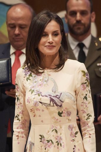 Détail de la robe brodée de la reine Letizia d'Espagne à Saragosse, le 7 mai 2019