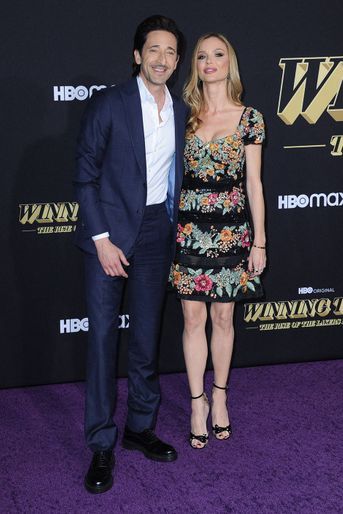 Adrien Brody et sa compagne Georgina Chapman, à l'avant première de la série télévisée «Winning time : The Rise of the Lakers Dynasty», le 2 mars 2022.
