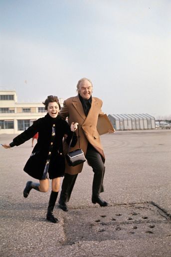 Mireille Mathieu court au bras de son empresario Johnny Stark, en mars 1970