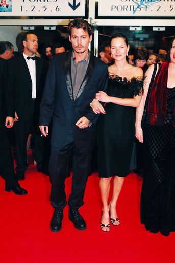 Festival de Cannes 1998 : Les retrouvailles de Johnny Depp et Kate Moss Couple glamour des années 90, ils s’étaient séparés l’année précédente. Pourtant, ils ont arpenté le tapis rouge main dans la main au Festival de Cannes 1998. Des retrouvailles de courte durée. En juin 1998, Johnny Depp rencontre Vanessa Paradis. On connaît la suite, la divine idylle.