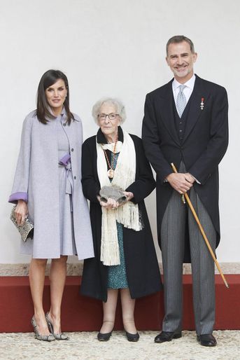 La reine Letizia et le roi Felipe VI d'Espagne avec l'écrivaine uruguayenne Ida Vitale à Alcalá de Henares, le 23 avril 2019