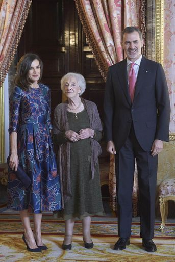 La reine Letizia et le roi Felipe VI d'Espagne avec l'écrivaine Ida Vitale, à Madrid le 24 avril 2019