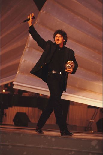 Patrick Bruel lors des Victoires de la musique en janvier 1992. Il avait reçu le prix de l'artiste interprète masculin.