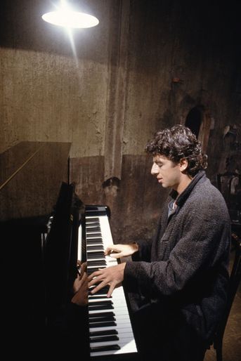 Patrick Bruel sur le tournage du clip «Casser la voix» en novembre 1989 à Paris