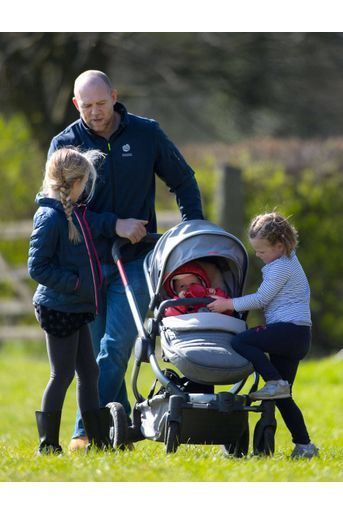 Mike Tindall avec ses deux filles Mia et Lena et Savannah Phillips à Gatcombe Park, le 24 mars 2019