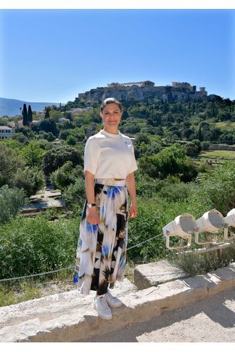 La princesse Victoria de Suède chaussée des Stan Smith Adidas vegan de Stella McCartney à Athènes, le 2 mai 2019