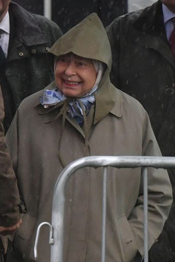 La reine Elizabeth II protégée de la pluie à Windsor, le 8 mai 2019