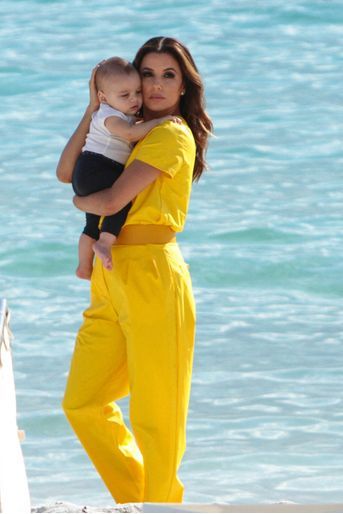 Eva Longoria et son fils Santiago sur la plage à Cannes, le 15 mai 2019