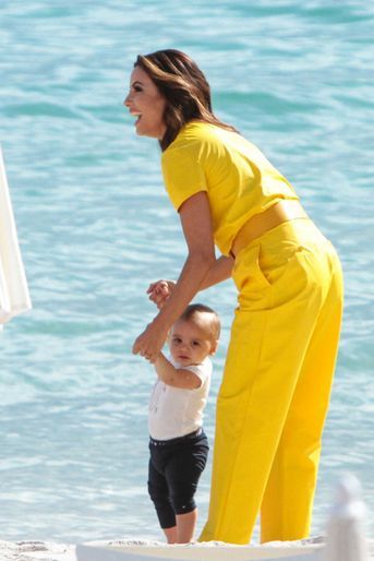 Eva Longoria et son fils Santiago sur la plage à Cannes, le 15 mai 2019