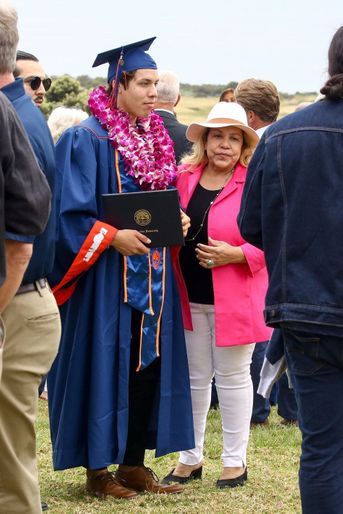 Joseph Baena, le fils d'Arnold Schwarzenegger, à sa remise de diplôme avec sa mère Mildred à Malibu le 27 avril 2019