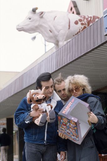 Dick Rivers avec sa compagne Babette et son fils Pascal à Austin, au Texas, aux Etats-Unis, en décembre 1987.