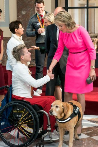 La reine Mathilde de Belgique félicite des médaillés des Jeux paralympiques de Rio, à Bruxelles le 26 octobre 2016