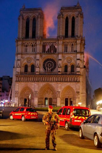 Près de 500 pompiers étaient déployés pour éteindre les flammes qui ont, en partie, détruit la cathédrale de Paris lundi.