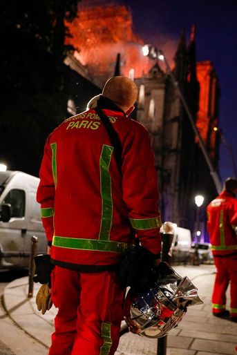 Près de 500 pompiers étaient déployés pour éteindre les flammes qui ont, en partie, détruit la cathédrale de Paris lundi.