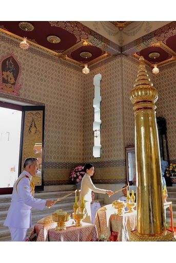 Le roi Maha Vajiralongkorn de Thaïlande (Rama X) et la reine Suthida à Bangkok, le 2 mai 2019