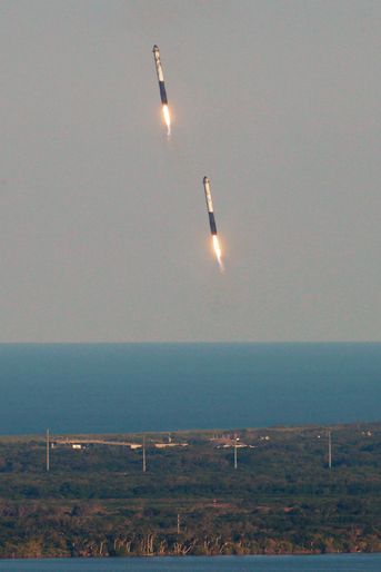 Les deux boosters de Falcon Heavy ont atterri sur Terre après avoir envoyé un satellite dans l'espace.