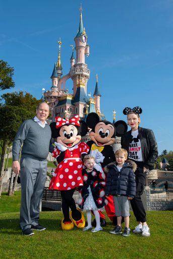 Le prince Albert II et la princesse Charlène de Monaco avec leurs jumeaux la princesse Gabriella et le prince Jacques à Disneyland Paris, le 17 avril 2019