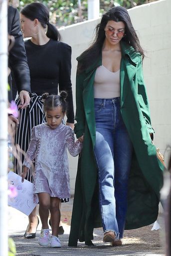 Kourtney Kardashian avec sa nièce North dans les rues de Los Angeles le 9 avril 2017