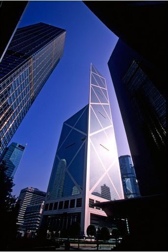 La tour de la Banque de Chine, à Hong-Kong, a été achevée en 1990.