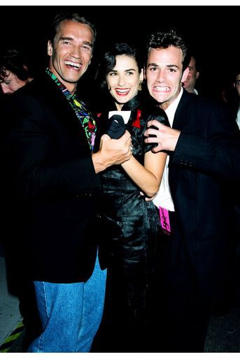 Luke Perry avec Arnold Schwarzenegger et Demi Moore aux MTV Movie Awards en 1992