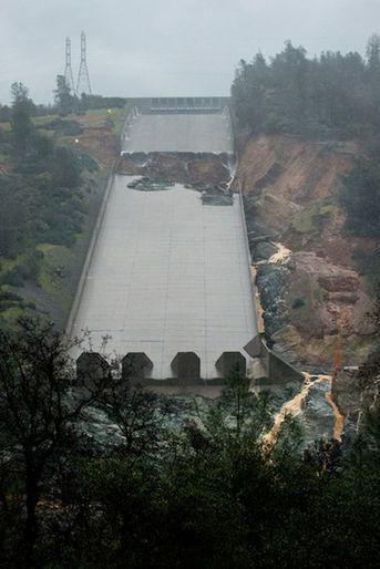 Plus de 188 000 personnes ont été évacuées autour du barrage d'Oroville, en Californie.