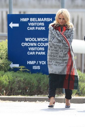 Pamela Anderson s'adresse aux journalistes devant la prison de Belmarsh à Londres le 7 mai 2019