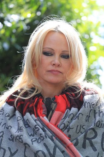 Pamela Anderson s'adresse aux journalistes devant la prison de Belmarsh à Londres le 7 mai 2019