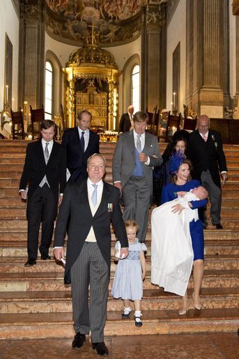 Le petit prince Carlos Enrique Leonard de Bourbon de Parme baptisé à Parme le 25 septembre 2016 compte le roi Willem-Alexander des Pays-Bas parmi ses parrains