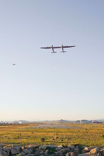 Pour la première fois samedi, Stratolaunch, un avion de 117 mètres d'envergure, a pris son envol au-dessus du désert de Mojave, en Californie (Etats-Unis).