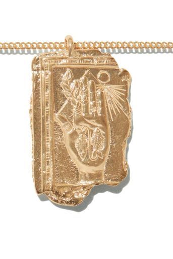 En or 9 carats, cette médaille porte-bonheur est emblématique du style de la créatrice (Pascale Monvoisin).