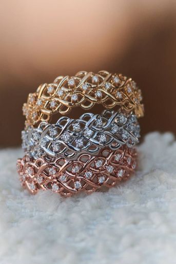 Marie Poniatowski, la fondatrice de Stone, a créé ces trois anneaux en or jaune, blanc et rose, sertis de diamants.