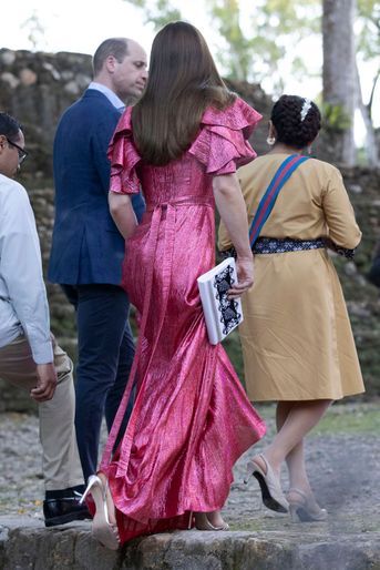 Kate Middleton, de dos, et le prince William sur le site des ruines mayas de Cahal Pech au Belize, le 21 mars 2022