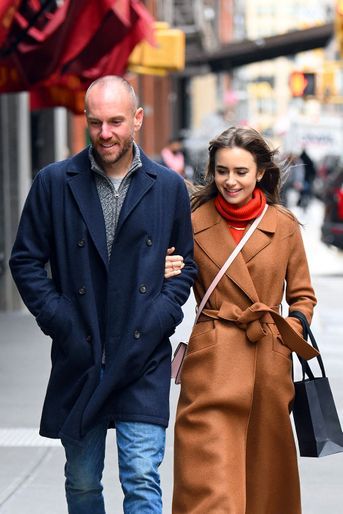 Lily Collins et son mari Charlie McDowell dans les rues de New York, le 23 mars 2022.