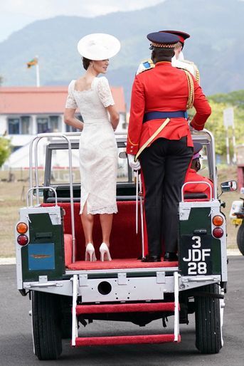 Kate Middleton, de dos, et le prince William à Kingston, le 24 mars 2022