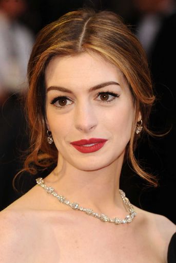 Avec son sublime collier de 94 carats et ses boucles d’oreille Tiffany & Co., Anne Hathaway portait 10 millions de dollars de diamants sur elle en foulant le tapis rouge des Oscars en 2011.  