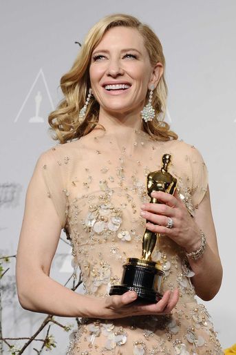 Cate Blanchett a dévalé le tapis rouge des Oscars en 2014 avec des bijoux Chopard : des boucles d’oreille en opale, un bracelet en diamant ainsi qu’une bague en forme de poire. Un assortiment estimé à 18 millions de dollars.