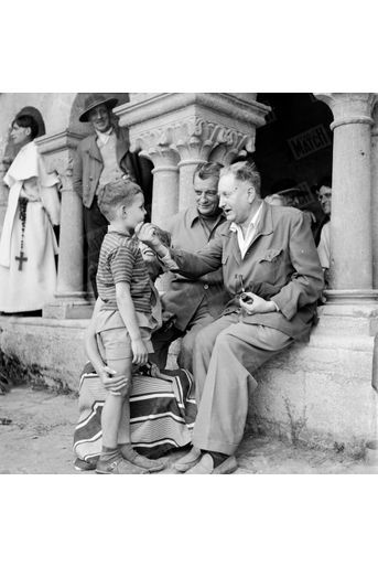 Frédéric, le fils de Jacqueline et Marcel Pagnol, rencontre l’écrivain Jean Giono, sur le tournage du film «Les lettres de mon moulin» au Monastère de Ganagobie en 1954.