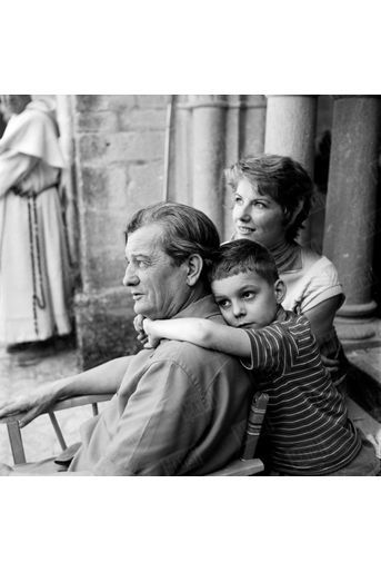 Moment de tendresse et de fatigue pour la famille Pagnol, sur le tournage du film «Les lettres de mon moulin» au Monastère de Ganagobie en 1954.