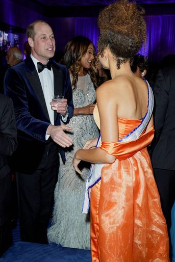 Le prince William et Sienna Evans, Miss Bahamas World 2021, au dîner organisé par le gouverneur général des Bahamas Cornelius Smith à Nassau, le 25 mars 2022.