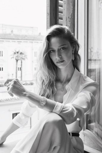 Beatrice Borromeo dans une campagne de publicité pour les bijoux Buccellati à Milan en 2021.