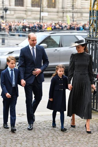 Kate Middleton et le prince William avec le prince George et la princesse Charlotte de Cambridge à l&#039;abbaye de Westminster, le 29 mars 2022