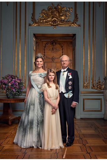 Nouveau portrait en pied en tenue de gala du roi Carl XVI Gustaf de Suède et de ses deux héritières les princesses Victoria et Estelle, dévoilé le 29 mars 2022