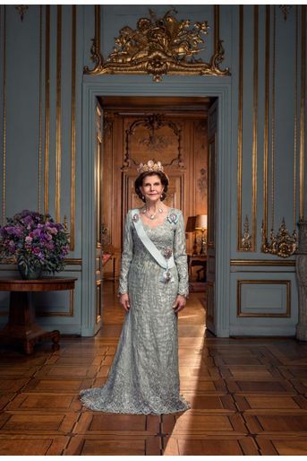Nouveau portrait en pied en tenue de gala de la reine Silvia de Suède, dévoilé le 29 mars 2022