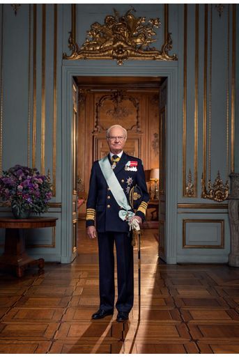 Nouveau portrait en pied en tenue de gala du roi Carl XVI Gustaf de Suède, dévoilé le 29 mars 2022