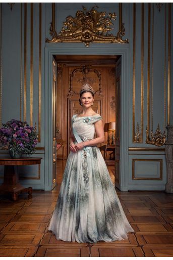 Nouveau portrait en pied en tenue de gala de la princesse héritière Victoria de Suède, dévoilé le 29 mars 2022
