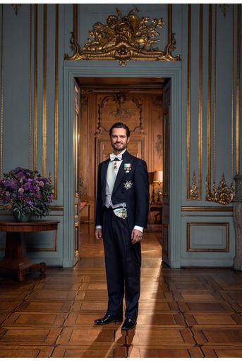 Nouveau portrait en pied en tenue de gala du prince Carl Philip de Suède, dévoilé le 29 mars 2022