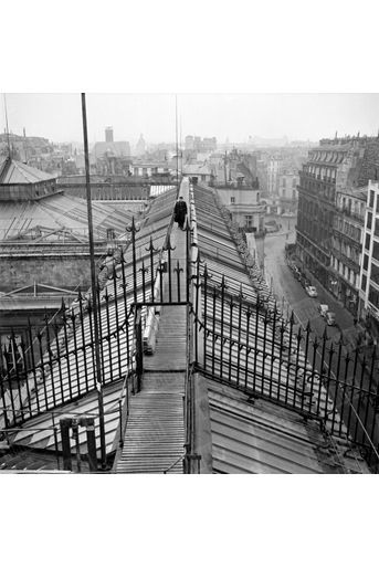 «La ronde… Sur tous les toits de la Banque de France court ce chemin de ronde. Il est suivi continuellement par des gardes républicains armés de mitraillettes.» - Paris Match n°156, 8 mars 1952.