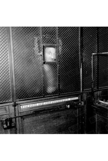 «Chaque service de la banque est défendu comme une forteresse. Derrière cette porte, qu&#039;un gardien surveille par un judas, se trient chaque jour 2 milliards de billets.» - Paris Match n°156, 8 mars 1952.