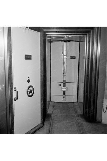 «La &quot;porte de l’or&quot; donne accès à un petit couloir qui, à la moindre alerte, est obstrué par ce bloc d&#039;acier et de béton épais de 2 mètres et pesant 17 tonnes. La manœuvre est électrique et est contrôlée par un tableau secret situé “quelque part” dans la Banque.» - Paris Match n°156, 8 mars 1952.