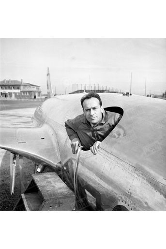Yvan Littolff, 36 ans. Victime d’un accident lors d’un vol d’essai en juillet 1952, il pilotera, après sa convalescence, l’un des espoirs de l’aviation française, le Leduc 016.
